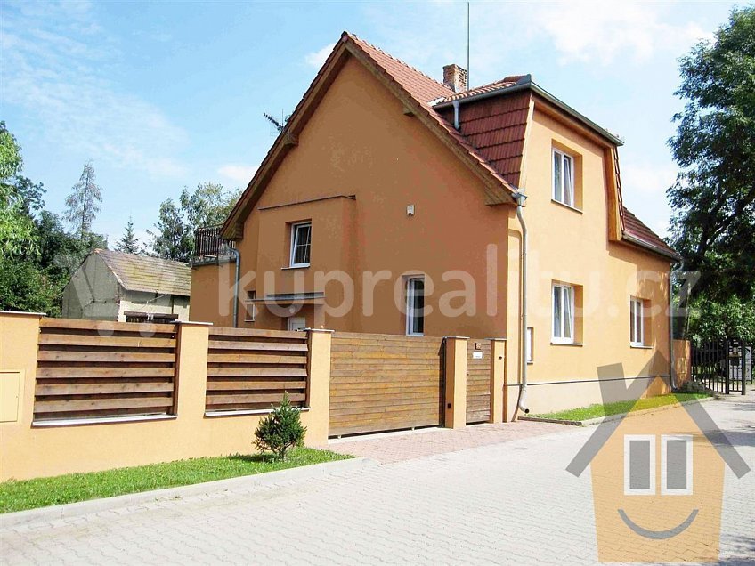 Prodej  rodinného domu 252 m^2 Praha 22 10400