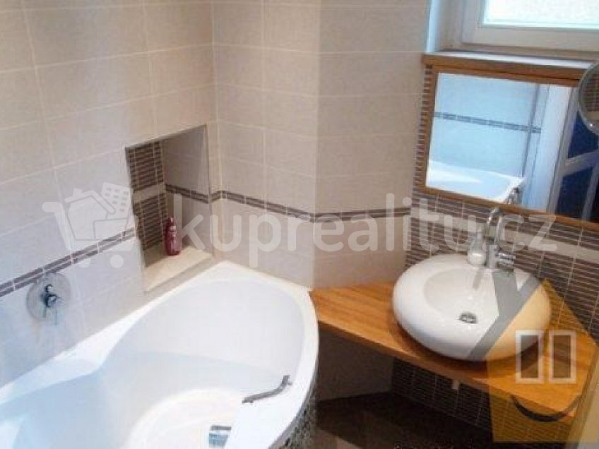 Pronájem bytu 3+kk 82 m^2 Praha 3 13000