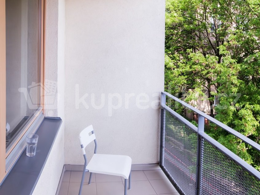 Prodej bytu 2+1 57 m^2 pod stupni 9, praha 
