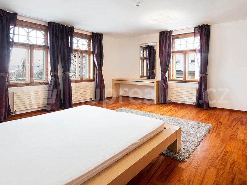 Pronájem bytu 4+1 211 m^2 Pod Kaštany, Praha 