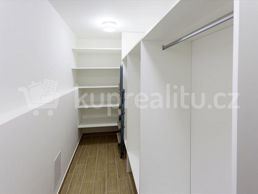 Pronájem bytu 3+kk 108 m^2 V zářezu, Praha 