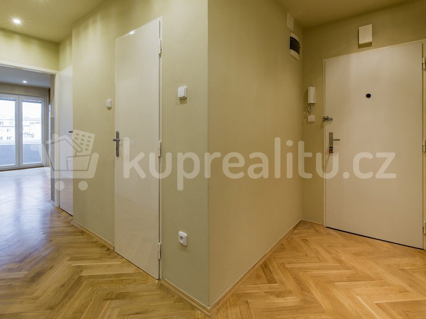 Pronájem bytu 3+1 100 m^2 Podolské nábřeží, Praha 
