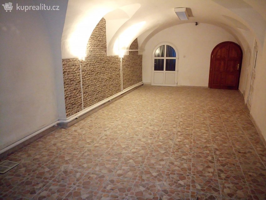 Pronájem  obchodních prostor 100 m^2 Riegrovo nam. 131, Kromeriz 76701