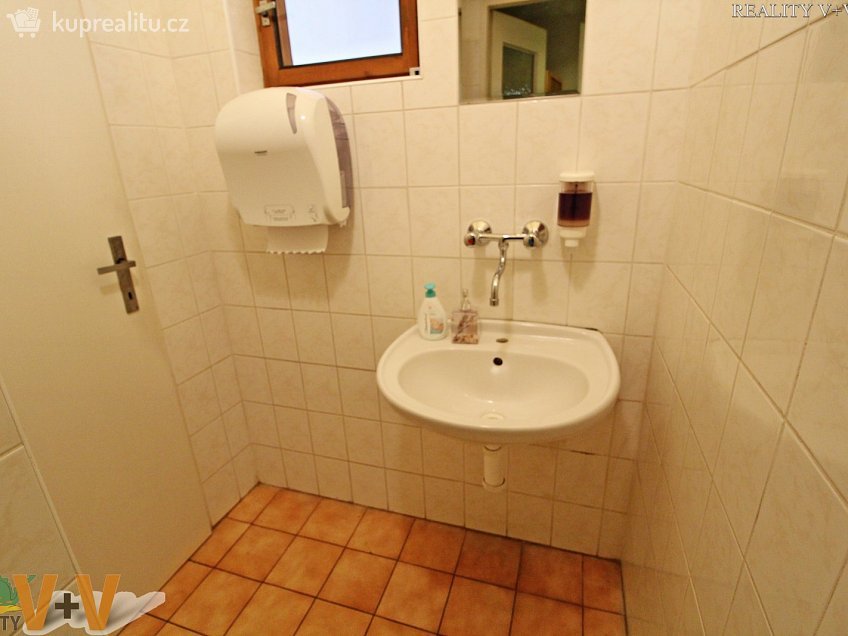 Pronájem  obchodních prostor 7 m^2 Štítného 43, České Budějovice 