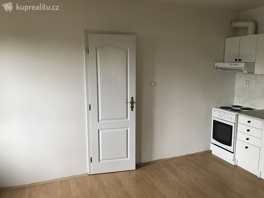 Pronájem bytu 1+kk 26 m^2 Dlouhá, Hradec Králové 50003