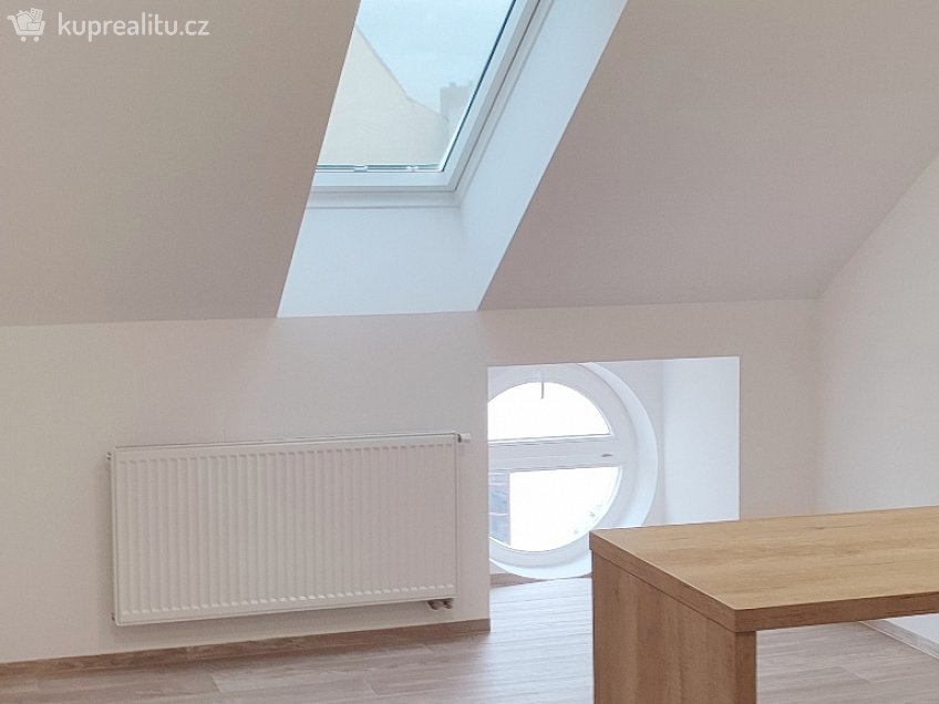 Pronájem bytu 1+kk 28 m^2 Divišovo náměstí, Znojmo 669 02