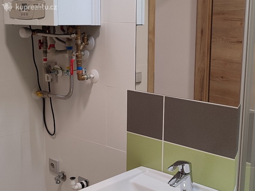 Pronájem bytu 1+kk 28 m^2 Divišovo náměstí, Znojmo 669 02
