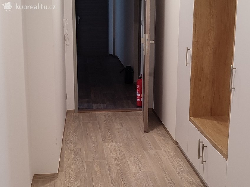 Pronájem bytu 1+kk 28 m^2 Divišovo náměstí, Znojmo 669 02