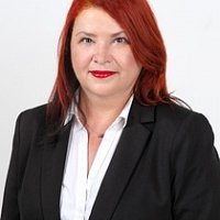 Lenka Kotalová - speaks English and Russian