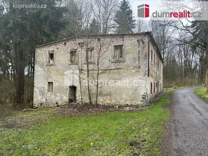 Prodej  stavebního pozemku 1065 m^2 Luby, Luby 