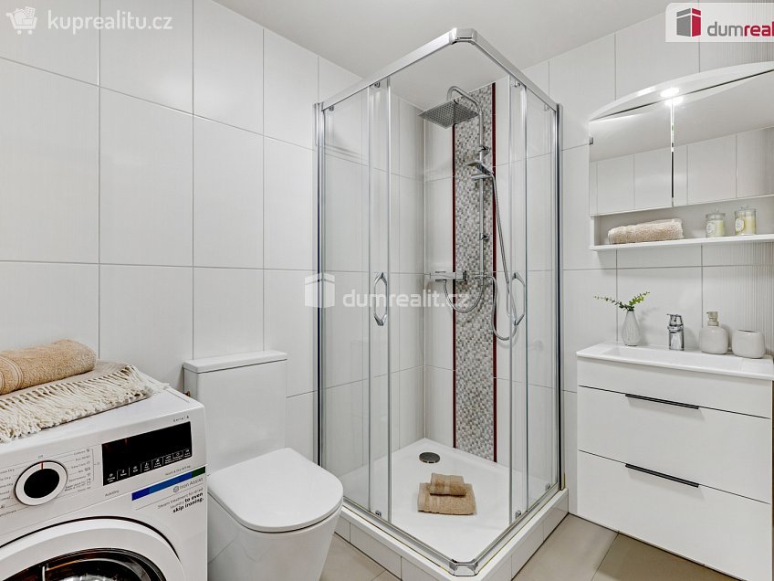 Prodej bytu 1+kk 35 m^2 Teplická, Praha 9 