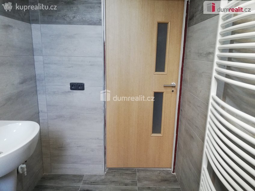 Pronájem bytu 2+1 80 m^2 Modlany, Modlany 