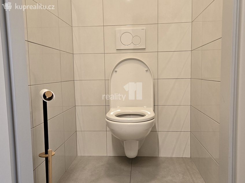 Pronájem bytu 2+kk 40 m^2 Korunovační, Praha 7 