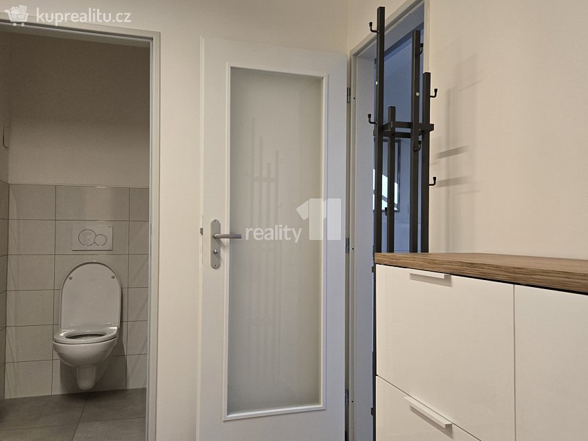 Pronájem bytu 2+kk 40 m^2 Korunovační, Praha 7 