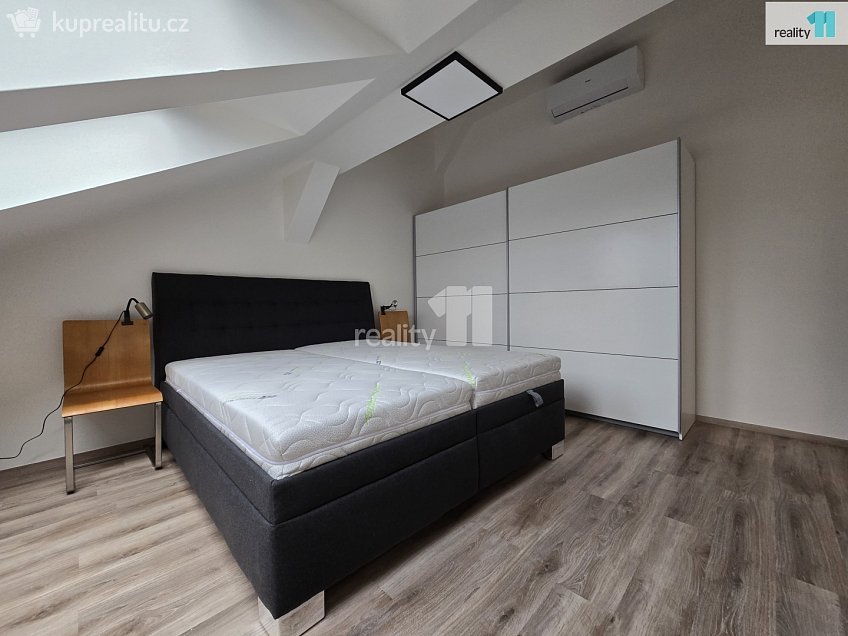 Pronájem bytu 2+kk 40 m^2 Korunovační, Praha 7 