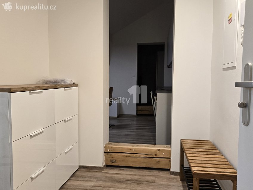 Pronájem bytu 2+kk 40 m^2 Korunovační, Praha 7 