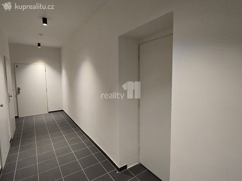 Pronájem bytu 2+kk 40 m^2 Korunovační, Praha 7 