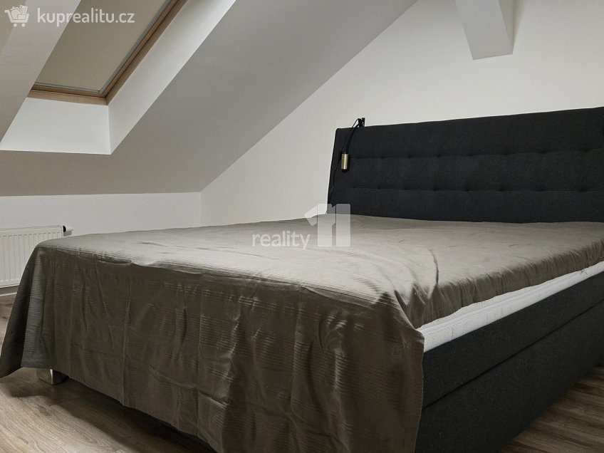 Pronájem bytu 2+kk 40 m^2 Korunovační, Praha 7 