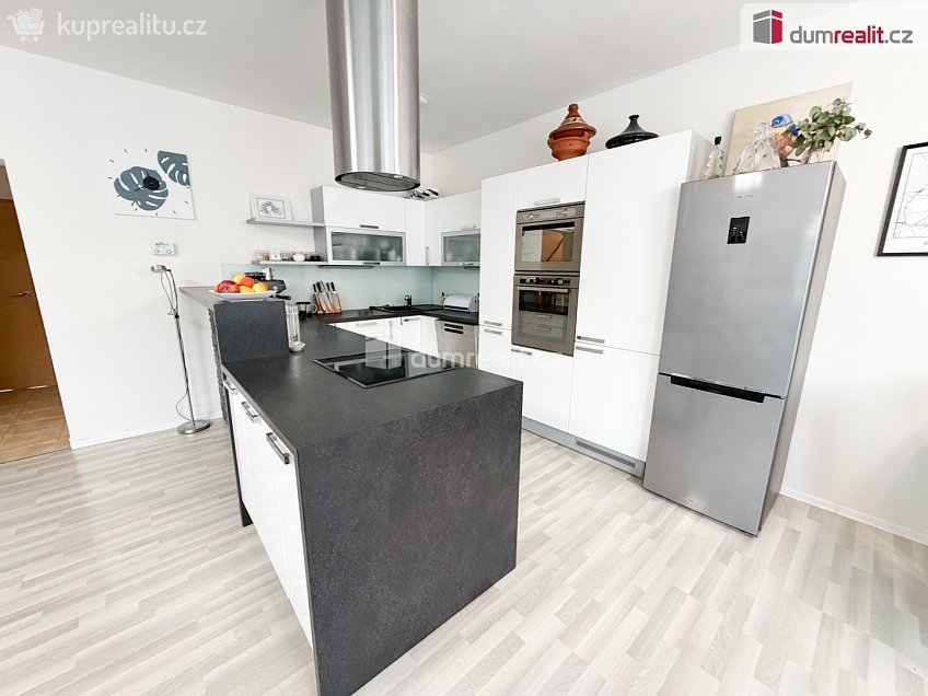 Pronájem  rodinného domu 180 m^2 Za sadem, Praha-Březiněves 