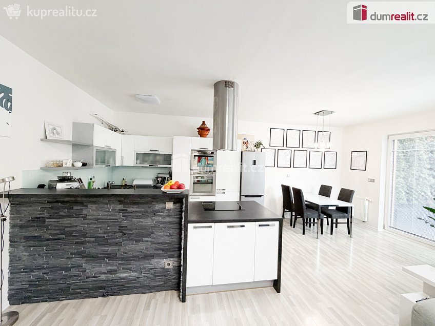 Pronájem  rodinného domu 180 m^2 Za sadem, Praha-Březiněves 