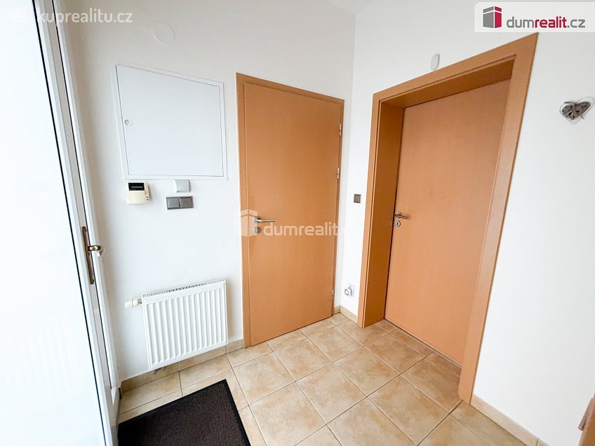 Pronájem  rodinného domu 180 m^2 Za sadem, Praha-Březiněves 