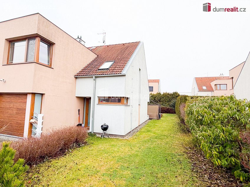 Pronájem  rodinného domu 180 m^2 Za sadem, Praha-Březiněves 