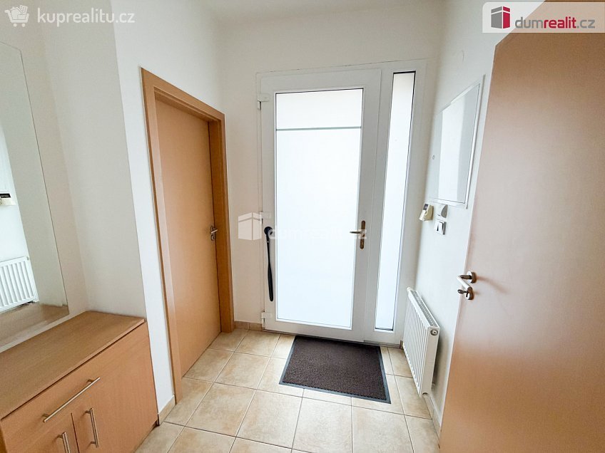 Pronájem  rodinného domu 180 m^2 Za sadem, Praha-Březiněves 