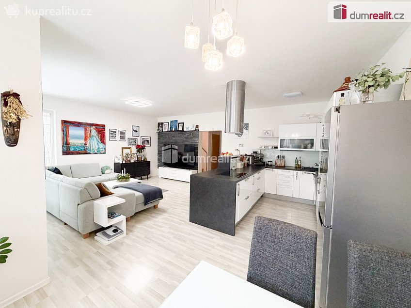 Pronájem  rodinného domu 180 m^2 Za sadem, Praha-Březiněves 