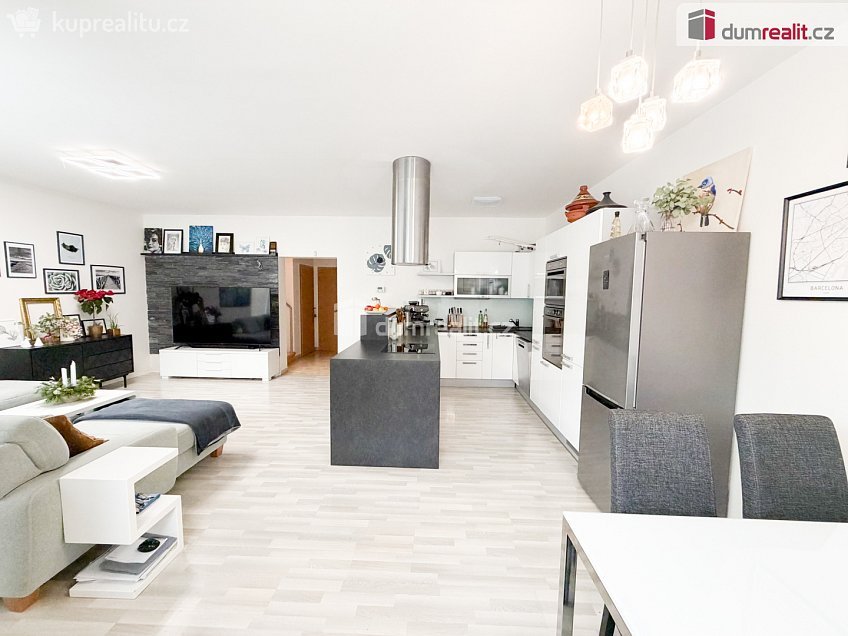 Pronájem  rodinného domu 180 m^2 Za sadem, Praha-Březiněves 