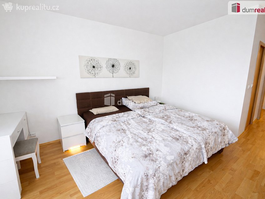 Pronájem  rodinného domu 180 m^2 Za sadem, Praha-Březiněves 