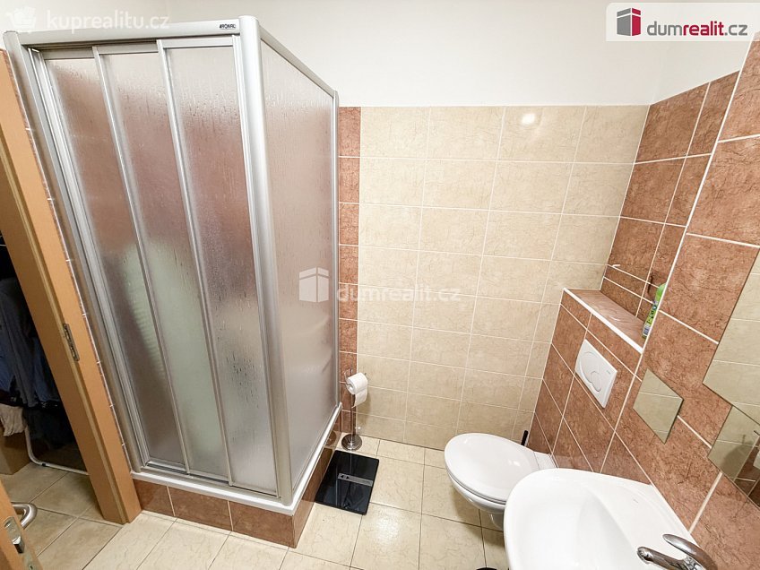 Pronájem  rodinného domu 180 m^2 Za sadem, Praha-Březiněves 