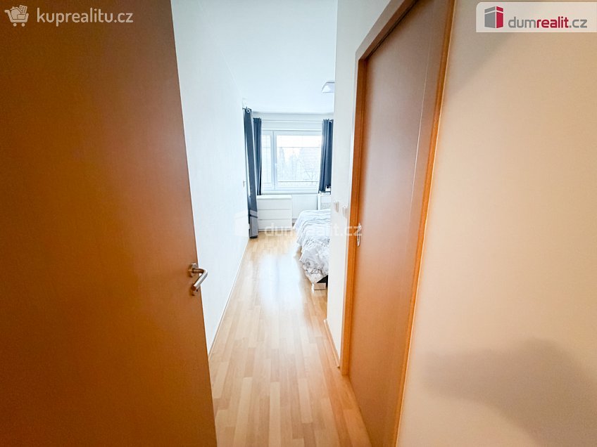 Pronájem  rodinného domu 180 m^2 Za sadem, Praha-Březiněves 