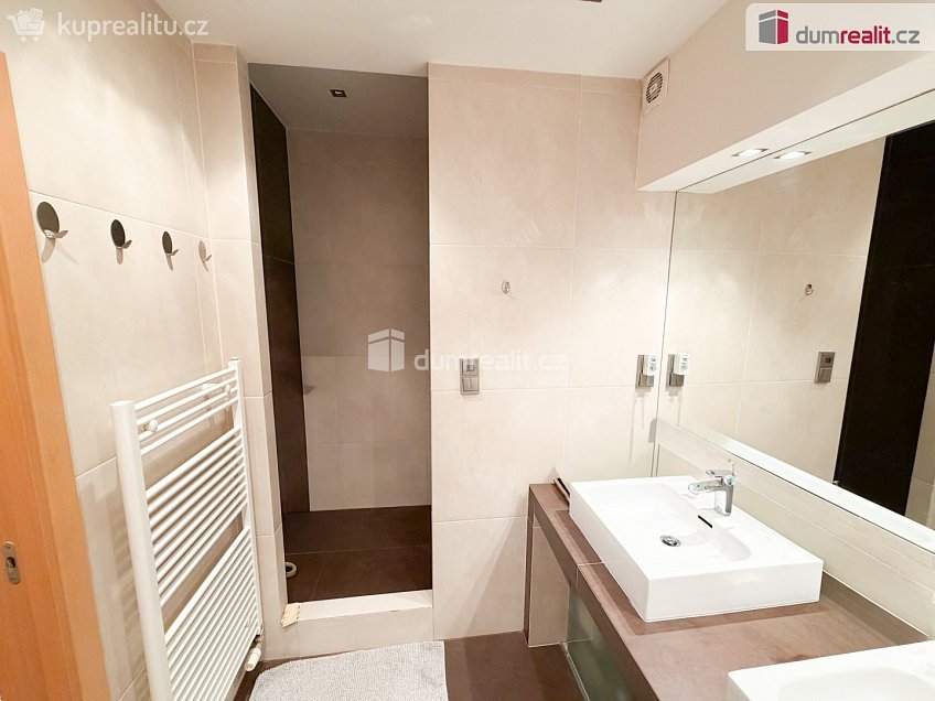 Pronájem  rodinného domu 180 m^2 Za sadem, Praha-Březiněves 