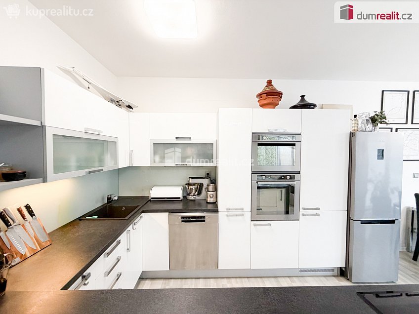 Pronájem  rodinného domu 180 m^2 Za sadem, Praha-Březiněves 