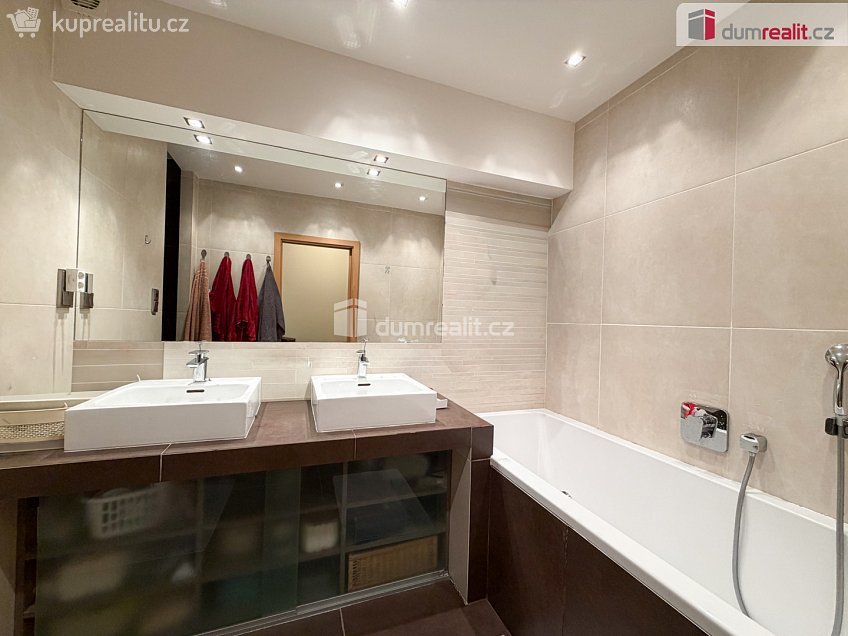 Pronájem  rodinného domu 180 m^2 Za sadem, Praha-Březiněves 