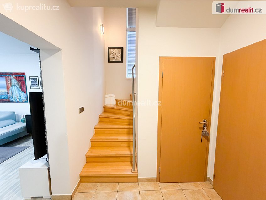 Pronájem  rodinného domu 180 m^2 Za sadem, Praha-Březiněves 