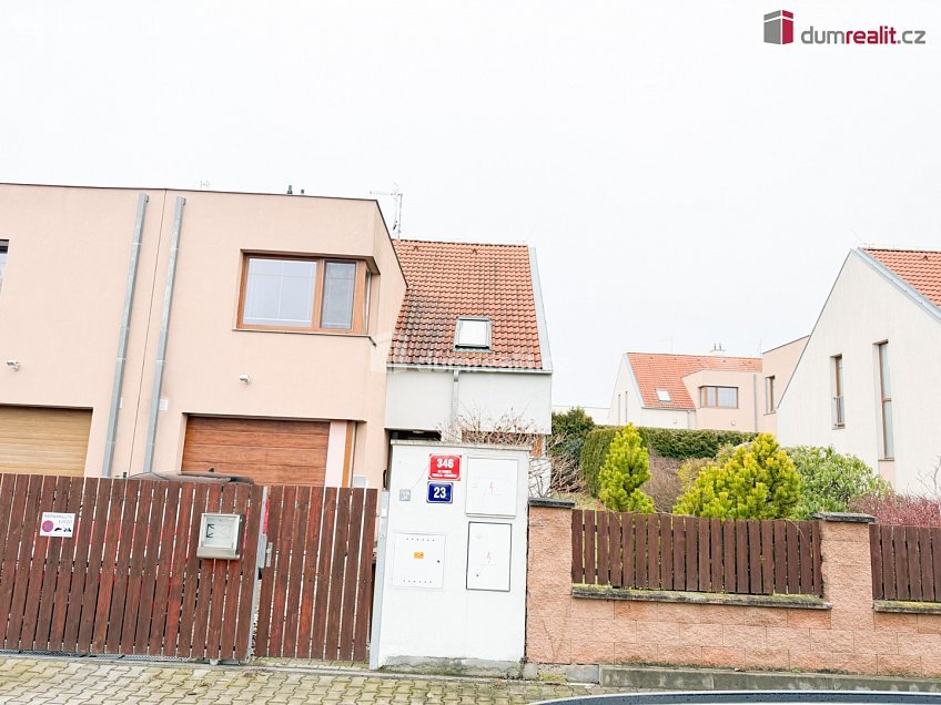 Pronájem  rodinného domu 180 m^2 Za sadem, Praha-Březiněves 