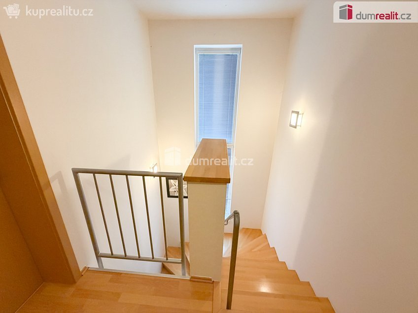 Pronájem  rodinného domu 180 m^2 Za sadem, Praha-Březiněves 