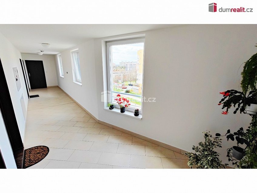 Pronájem bytu 1+kk 37 m^2 Hornoměcholupská, Praha 15 