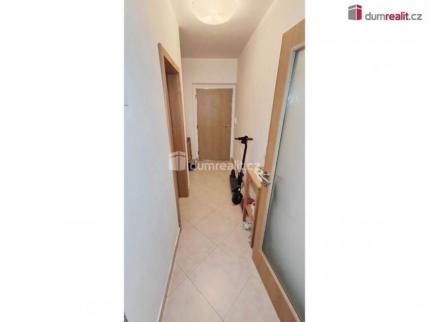 Pronájem bytu 1+kk 37 m^2 Hornoměcholupská, Praha 15 