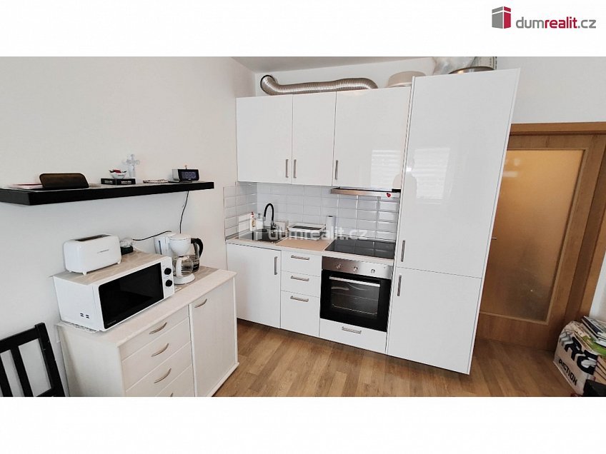 Pronájem bytu 1+kk 37 m^2 Hornoměcholupská, Praha 15 