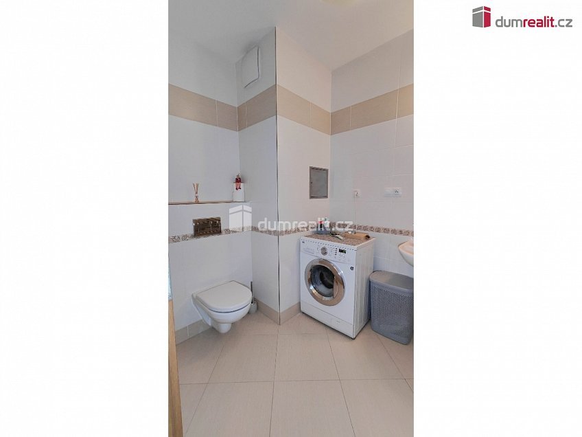 Pronájem bytu 1+kk 37 m^2 Hornoměcholupská, Praha 15 