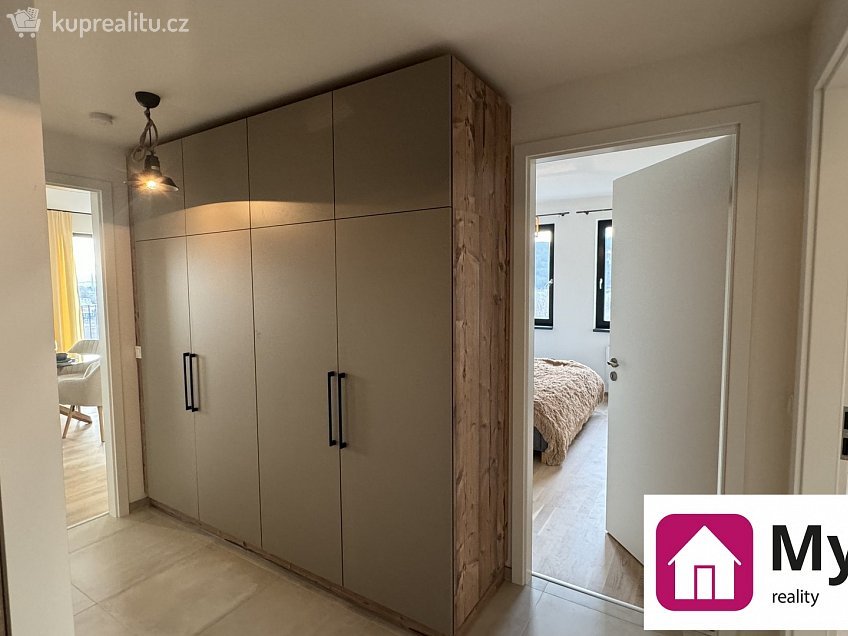 Pronájem bytu 3+kk 92 m^2 Mezi vodami, Praha 
