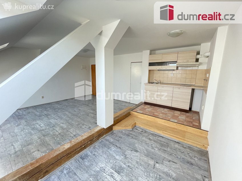 Pronájem bytu 1+kk 32 m^2 Jindřicha Plachty, Praha 5 