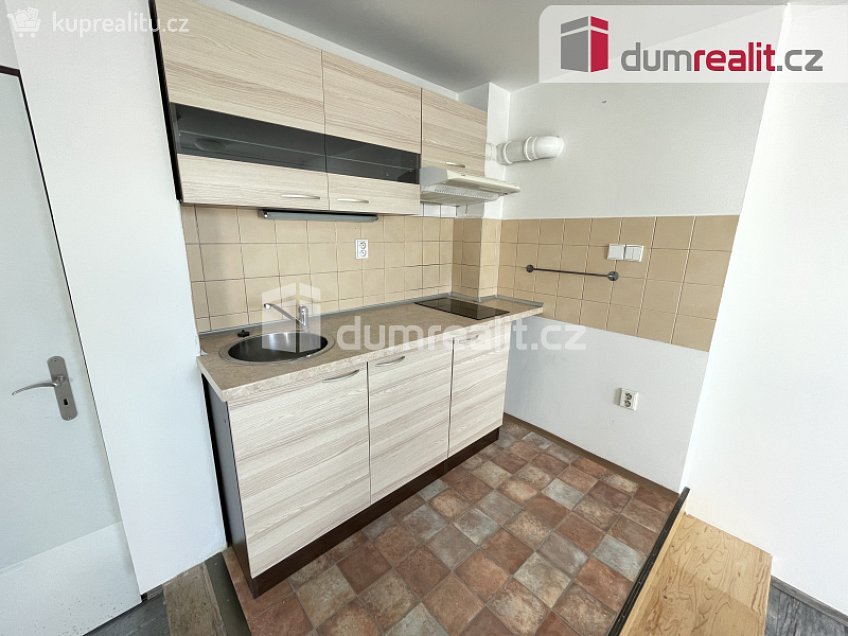 Pronájem bytu 1+kk 32 m^2 Jindřicha Plachty, Praha 5 