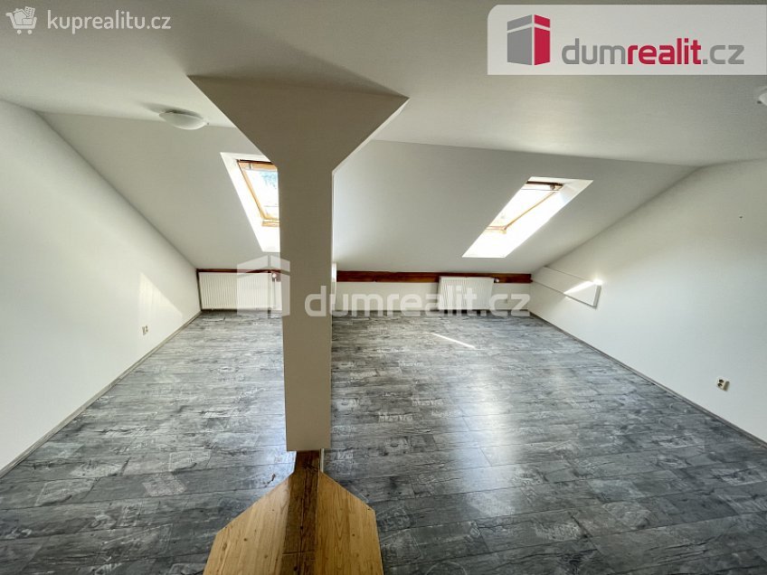 Pronájem bytu 1+kk 32 m^2 Jindřicha Plachty, Praha 5 