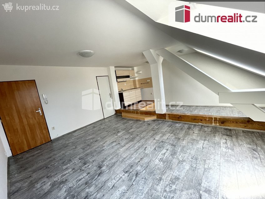 Pronájem bytu 1+kk 32 m^2 Jindřicha Plachty, Praha 5 