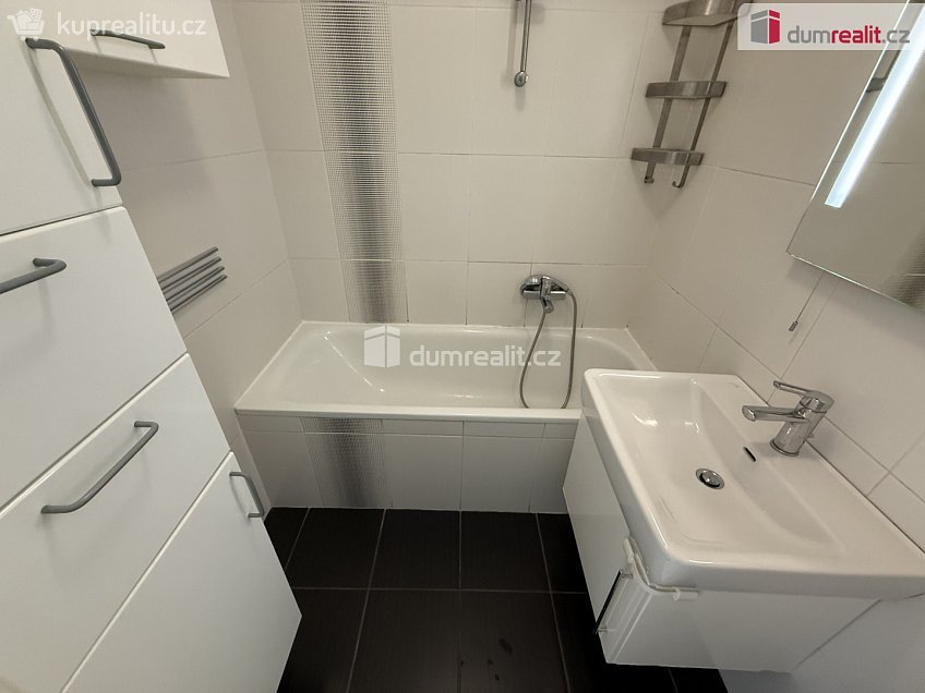 Pronájem bytu 3+kk 75 m^2 Na dolinách, Praha 4 
