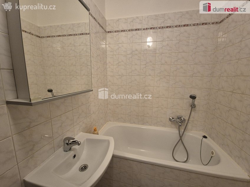 Pronájem bytu 1+kk 23 m^2 Přípotoční, Praha 10 
