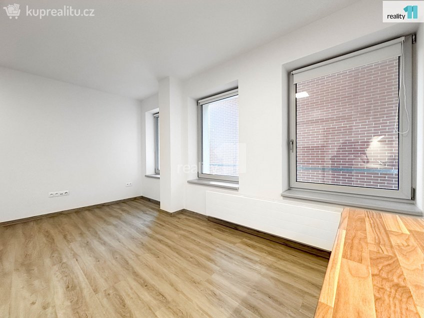 Pronájem bytu 1+kk 30 m^2 Lorencova, Zlín 